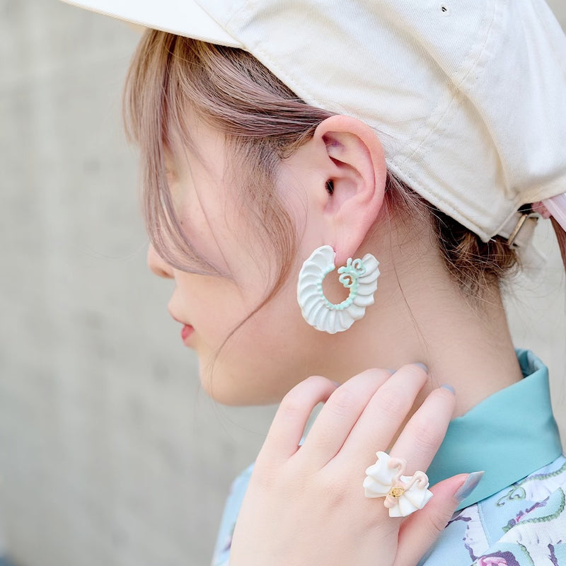 Butterfly Cream Hoop Pierced Earrings (Pair)【Japan Jewelry】
