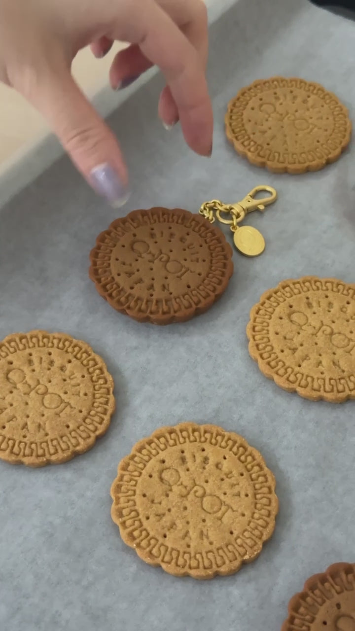 Q-pot. Original Freshly Baked Cookie Bag Charm (Caramel)【Japan