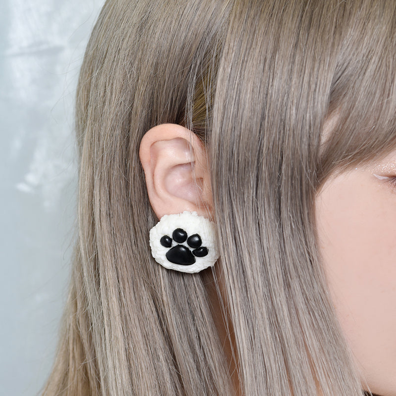 Polar Bear’s Paw White Chocolate Cookie Pierced Earring (1 Piece)【Japan Jewelry】