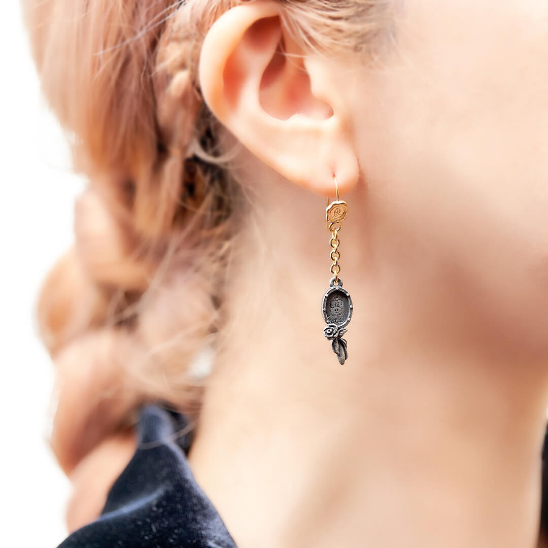 Ghost Hand Mirror Pierced Earring (1 Piece)【Japan Jewelry】