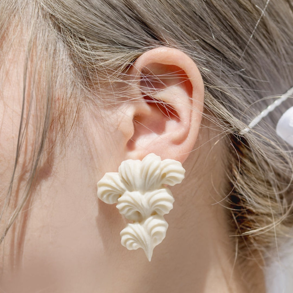 Elegant Buttercream Pierced Earring (White / 1 Piece)【Japan Jewelry】