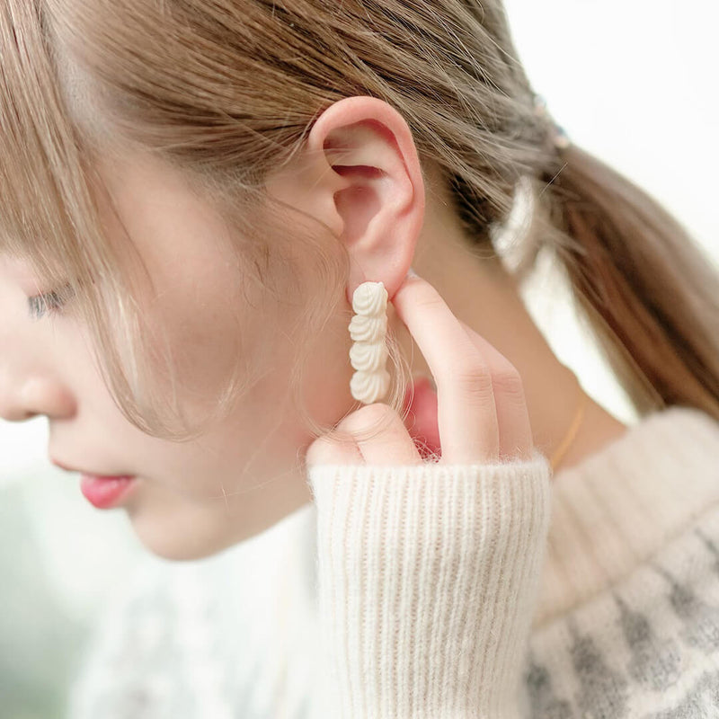 Sugar Snow Whipped Cream Line Pierced Earring (1 Piece)【Japan Jewelry】