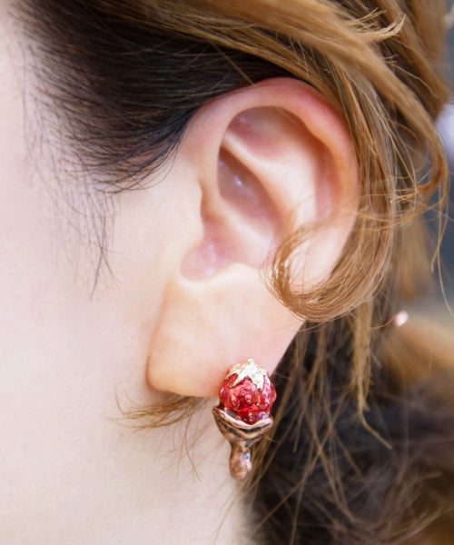 【Online Exclusive】Melty Sliced Strawberry Priced Earring (1 Piece)