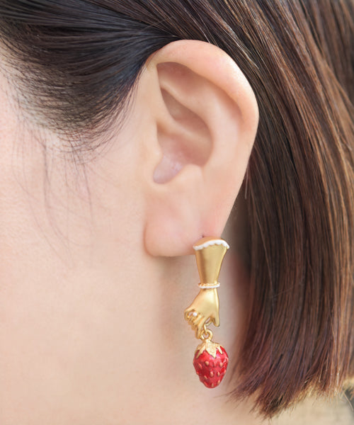 Sneak Strawberry Pierced Earrings (Pair)【Japan Jewelry】