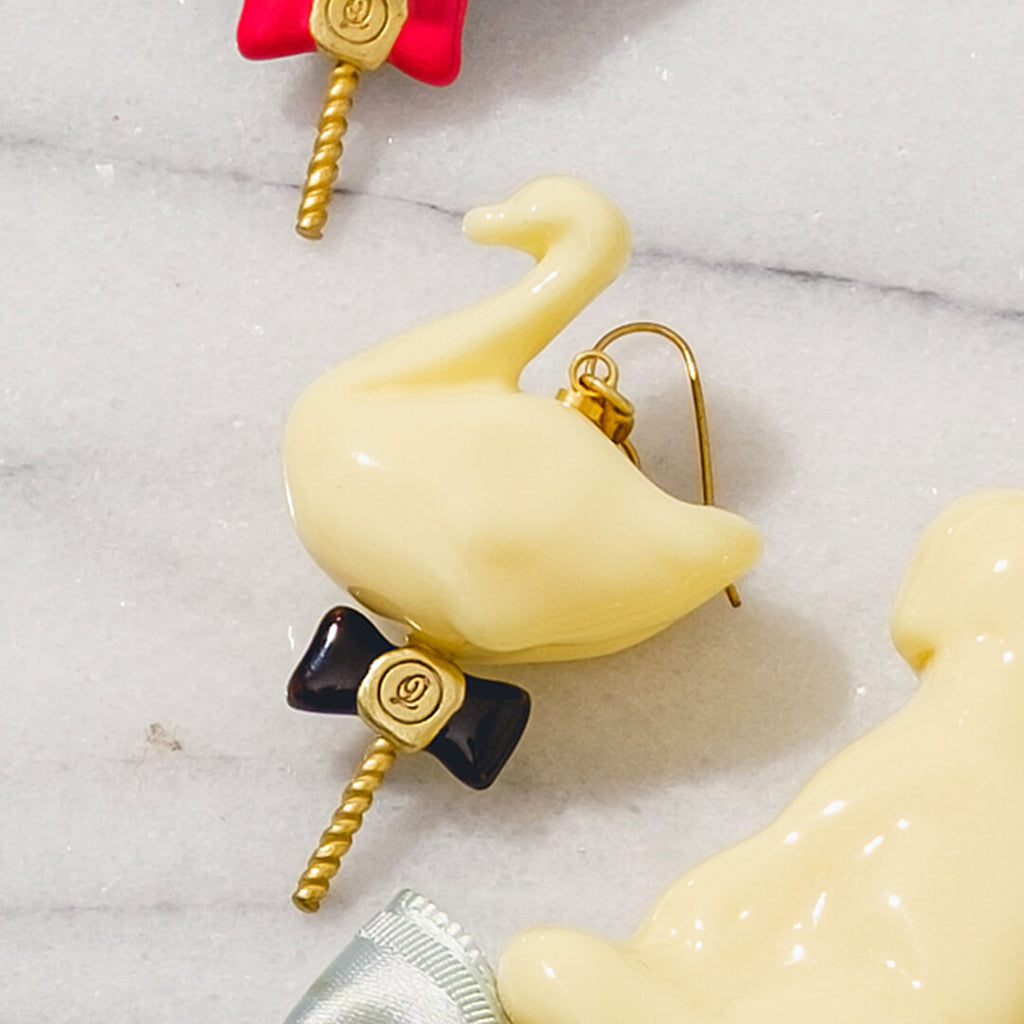 Chocolate Swan Lollipop Pierced Earring (Ivory / 1 Piece)【Japan Jewelry】